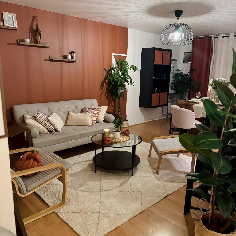 un salon avec un canapé et une table dans l'établissement Canalisez-vous au Bord du Canal, à Aubervilliers