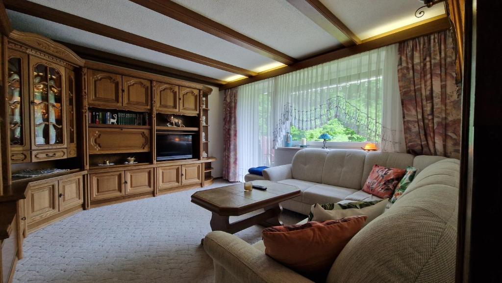 A seating area at Ferienwohnung Edeltraud, fußläufig zum See und 20 Minuten vom Skigebiet entfernt