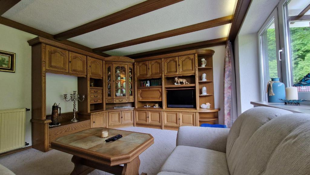 A kitchen or kitchenette at Ferienwohnung Edeltraud, fußläufig zum See und 20 Minuten vom Skigebiet entfernt