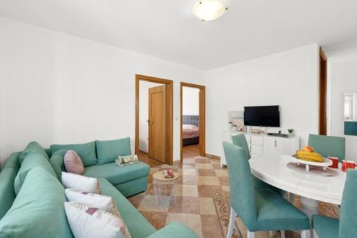 Telewizja i/lub zestaw kina domowego w obiekcie Apartmani Lorena