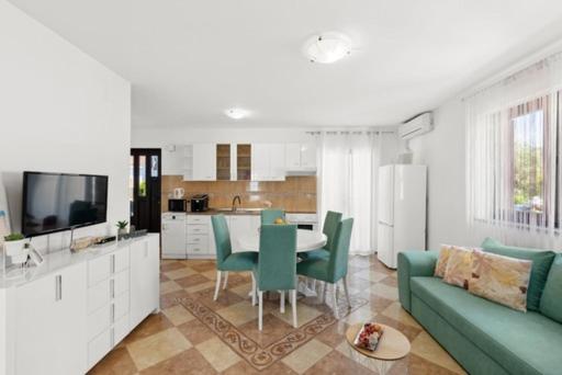Kuchnia lub aneks kuchenny w obiekcie Apartmani Lorena