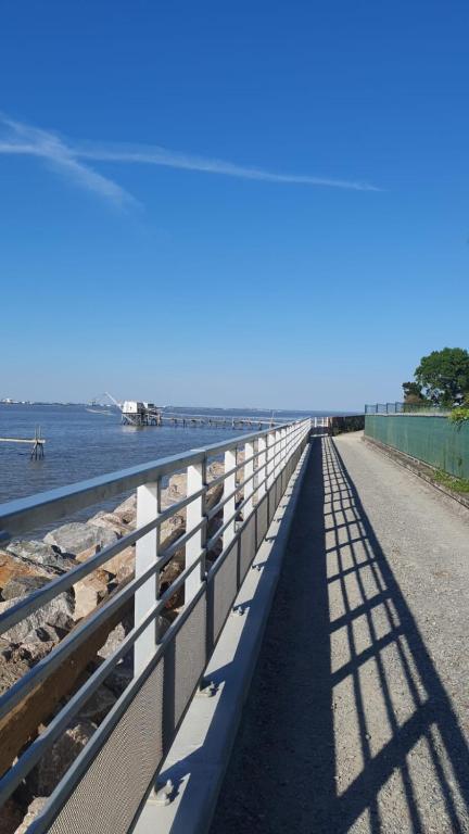 un long banc sur une plage au bord de l'eau dans l'établissement Logement T2 avec terrasse idéal Loire à vélo, à Saint-Brévin-les-Pins