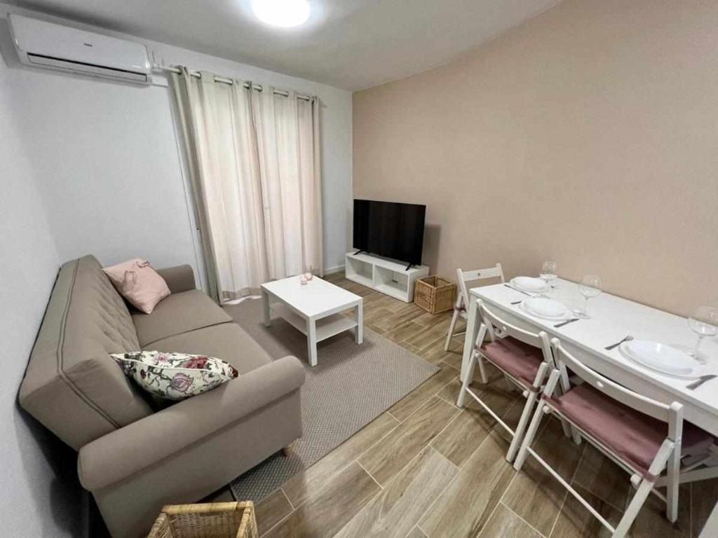 sala de estar con sofá y mesa en Apartamenticos Libertad I, en Zaragoza