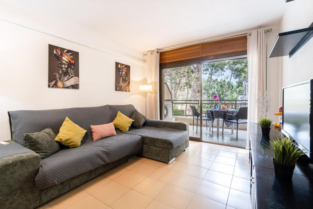 un soggiorno con divano e tavolo di TuristMar - Amplio Apartamento en Salou con piscina, a 2 minutos de la Playa a Salou
