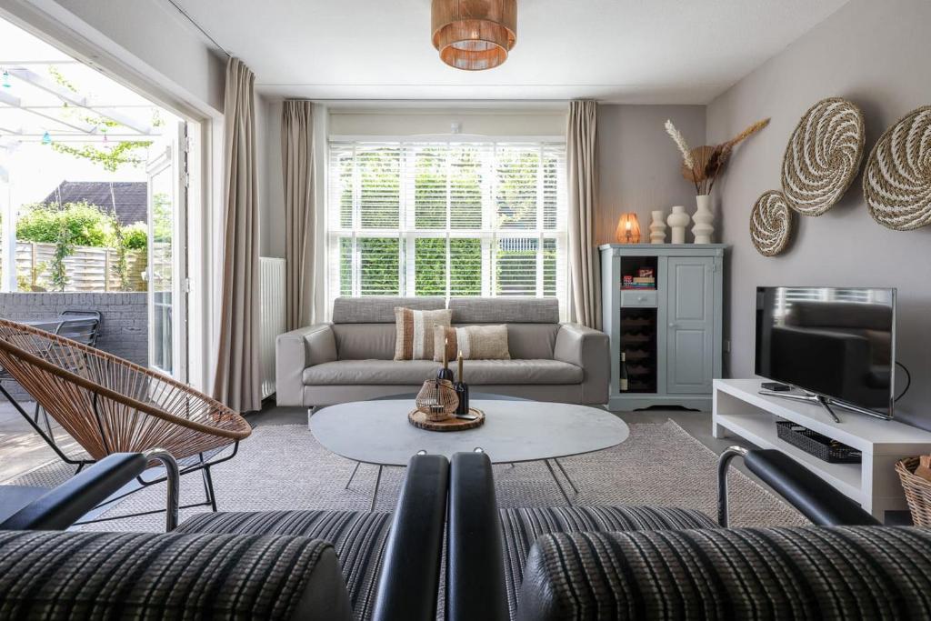 TV a/nebo společenská místnost v ubytování Hello Zeeland - vakantiehuis De elf Boompjes 64