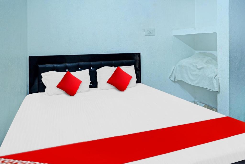 Säng eller sängar i ett rum på Flagship Hotel The Royal King
