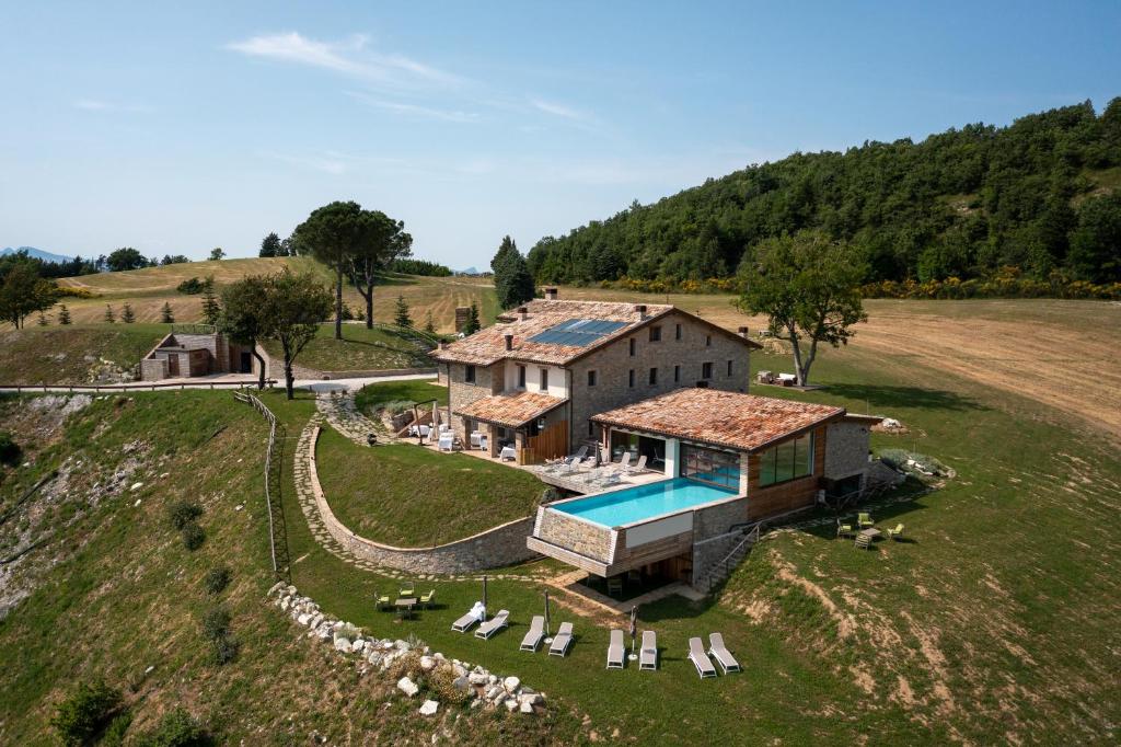 uma vista aérea de uma casa com piscina em Aura Relais em Urbino