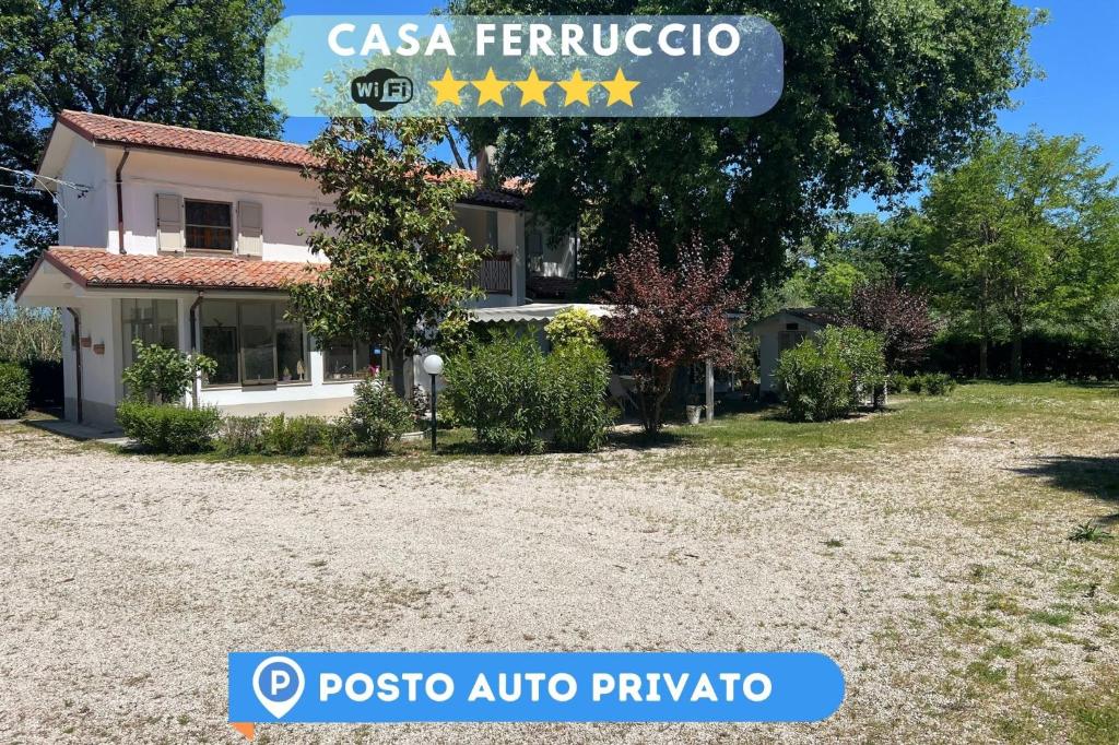 une maison avec un panneau de rue devant elle dans l'établissement Casa Ferruccio - Pesaro, à Pesaro
