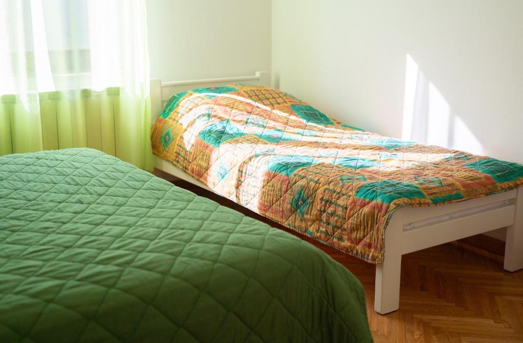 Łóżko lub łóżka w pokoju w obiekcie Apartman Sokolovski