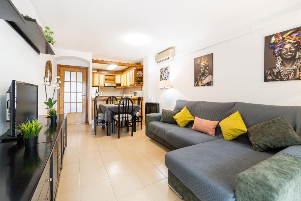 TV a/nebo společenská místnost v ubytování TuristMar - Amplio Apartamento en Salou con piscina, a 2 minutos de la Playa