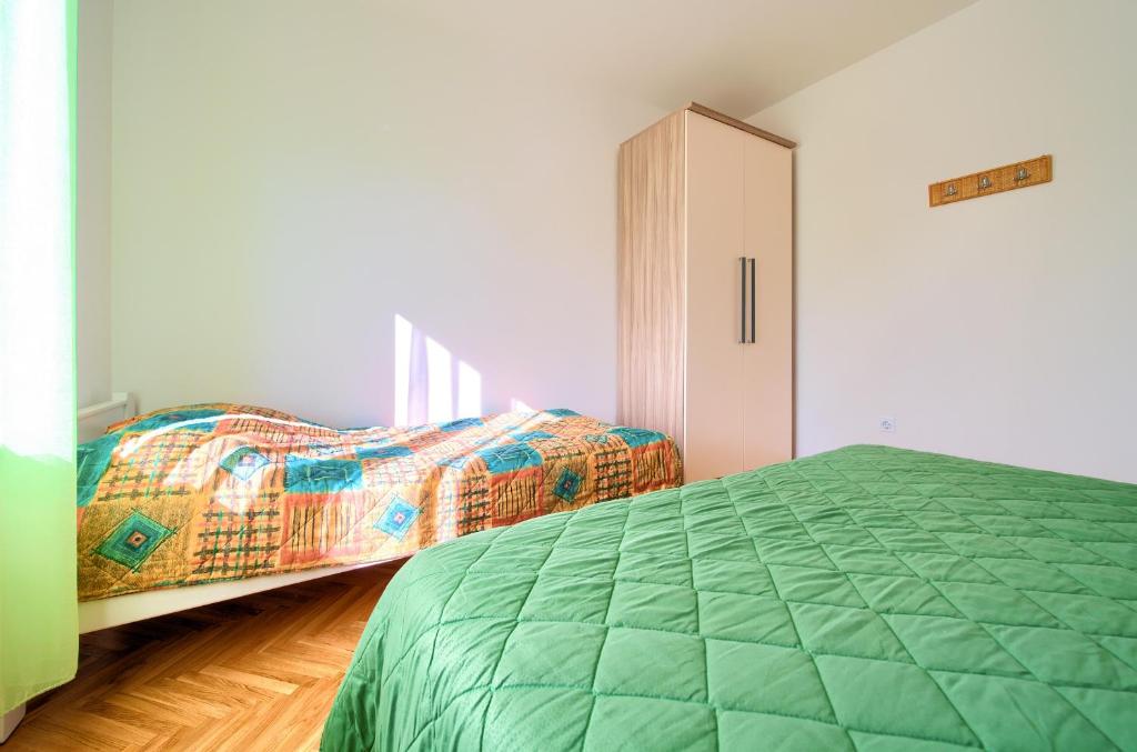 Łóżko lub łóżka w pokoju w obiekcie Apartman Sokolovski