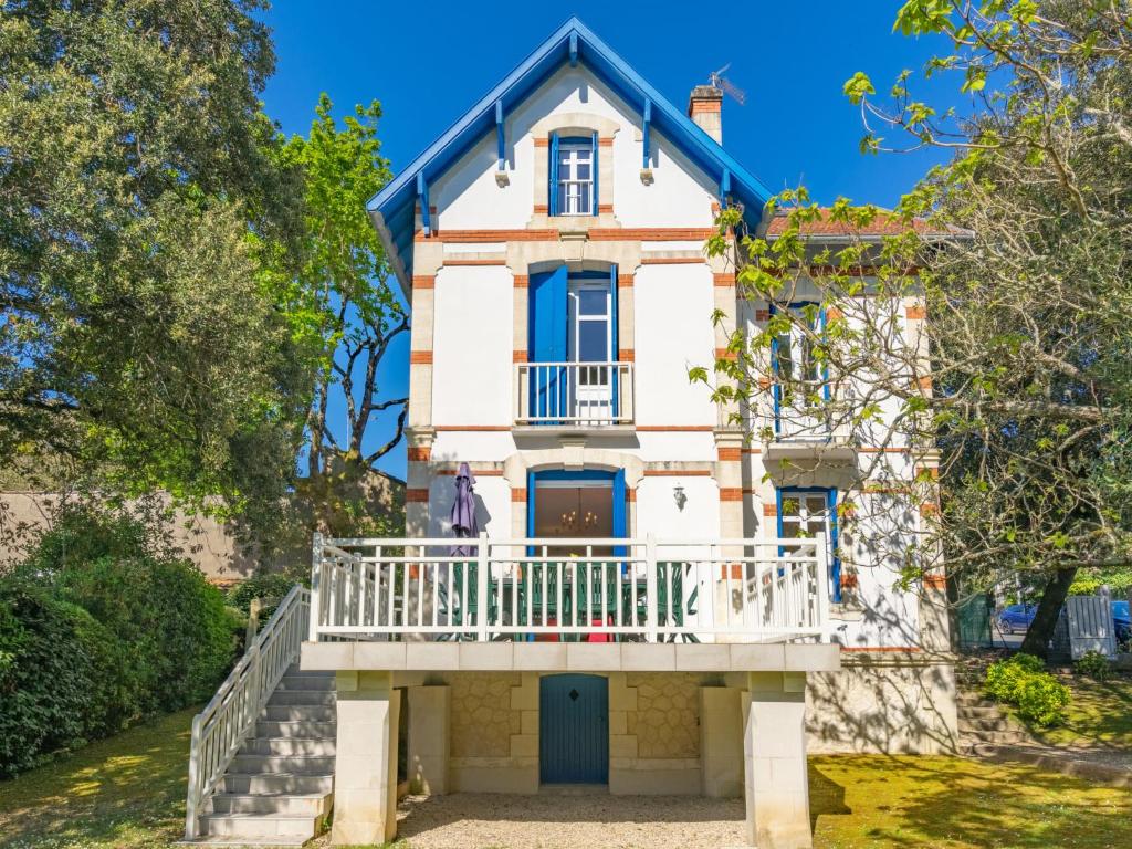 uma casa com uma varanda na parte da frente em Holiday Home Jeanne d'Arc-1 by Interhome em Saint-Palais-sur-Mer