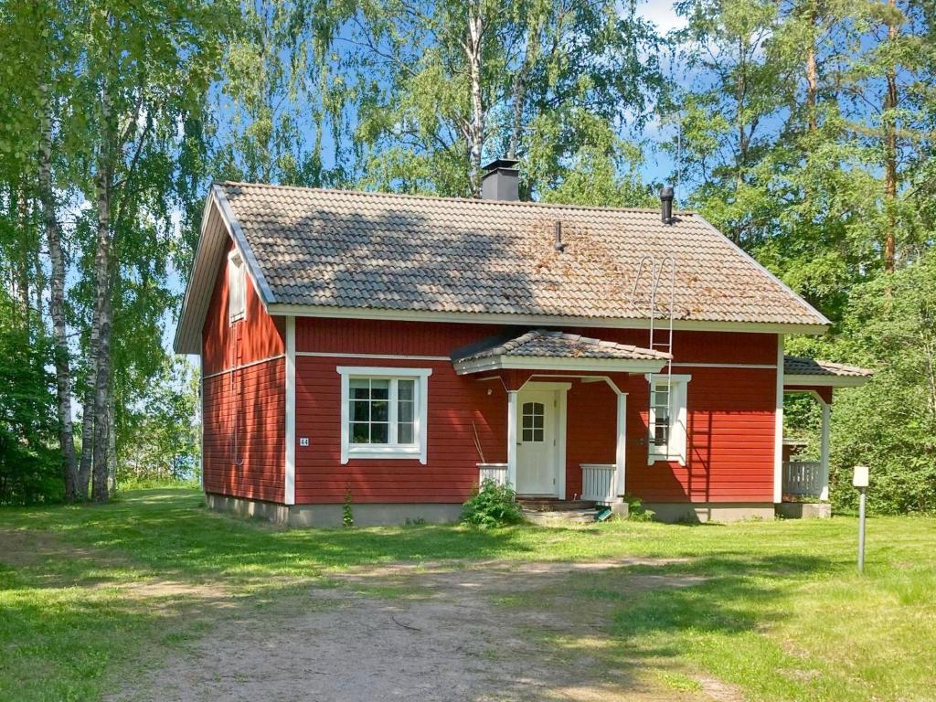 uma casa vermelha no meio de um campo em Holiday Home Patrakka by Interhome em Alvettula
