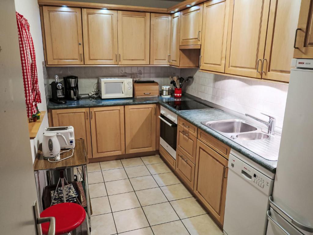 Kuchyň nebo kuchyňský kout v ubytování Apartment Apt B 048 by Interhome