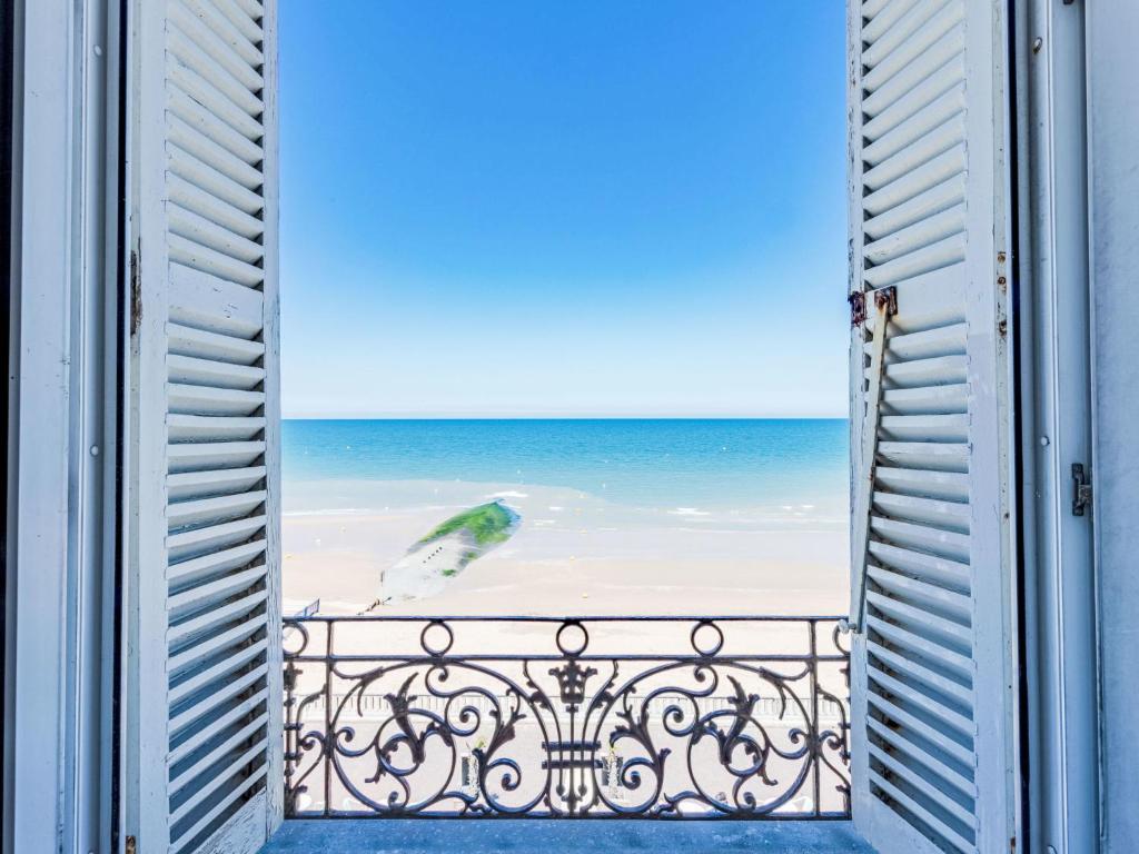 カブールにあるApartment Le Caneton-4 by Interhomeのビーチの景色を望む開放的なドア