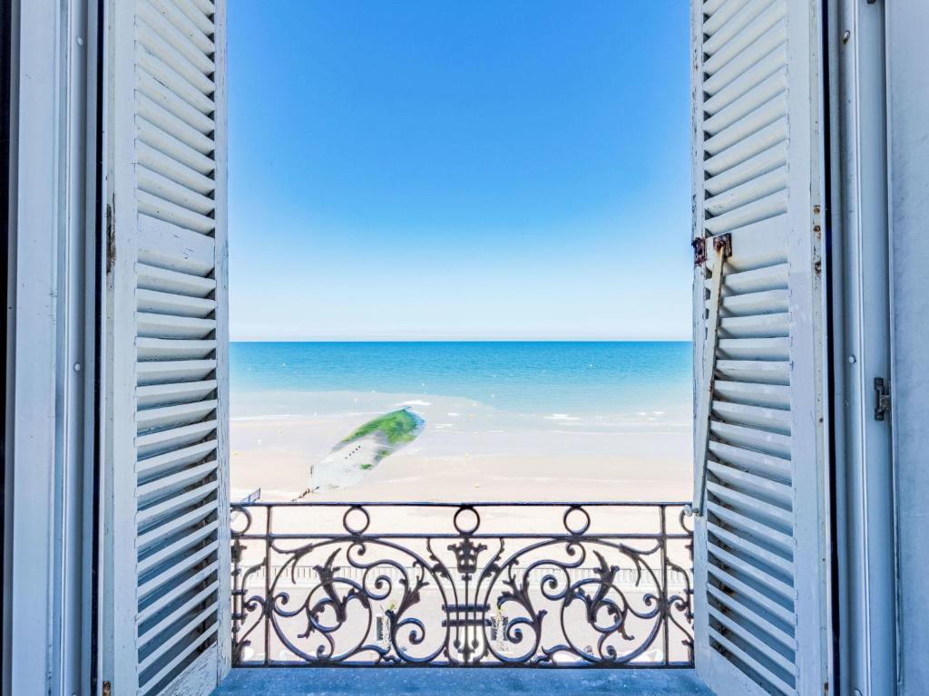 - une porte ouverte donnant sur la plage dans l'établissement Apartment Le Caneton-4 by Interhome, à Cabourg