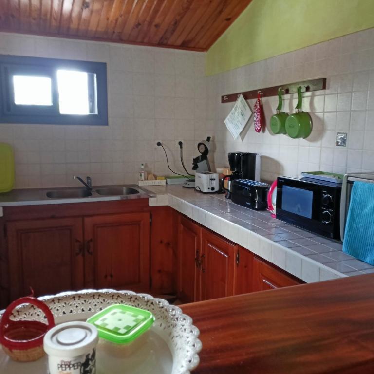 Kuchyň nebo kuchyňský kout v ubytování Petite Fleur de Lentilles 1