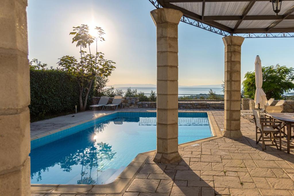 - une piscine dans une villa avec terrasse dans l'établissement Trochalo Villas, à Stoupa