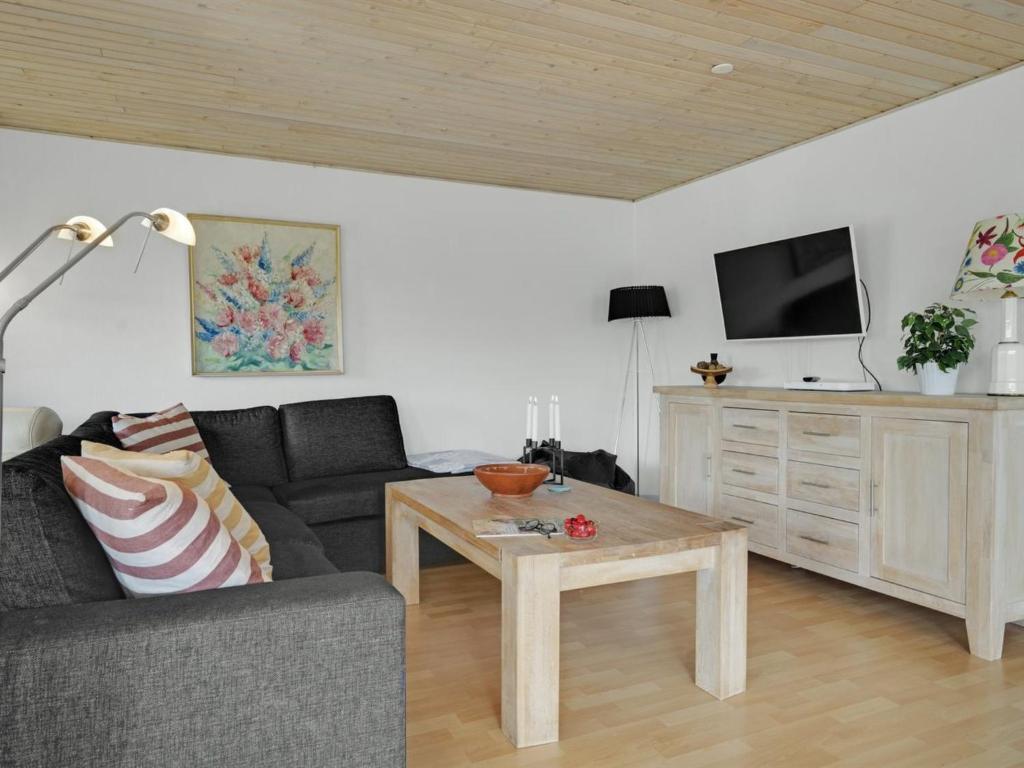 TV a/nebo společenská místnost v ubytování Holiday Home Yorick - 1km from the sea by Interhome