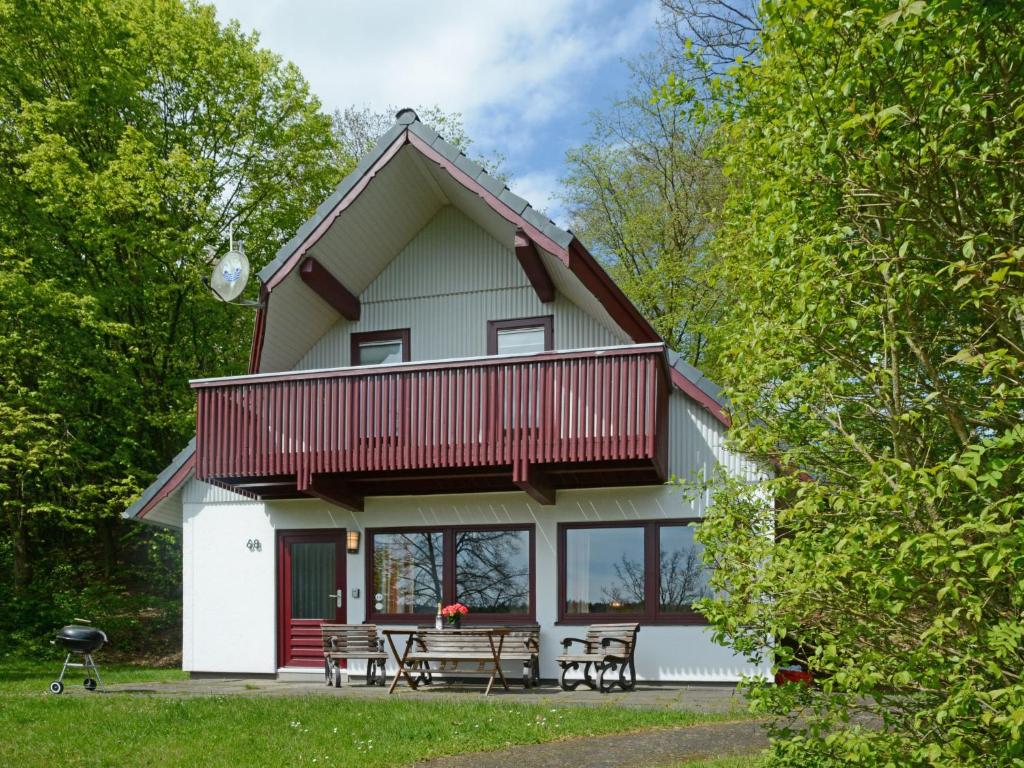 uma casa com um vermelho e branco em Holiday Home Dorf 2-Haus 68 by Interhome em Kirchheim