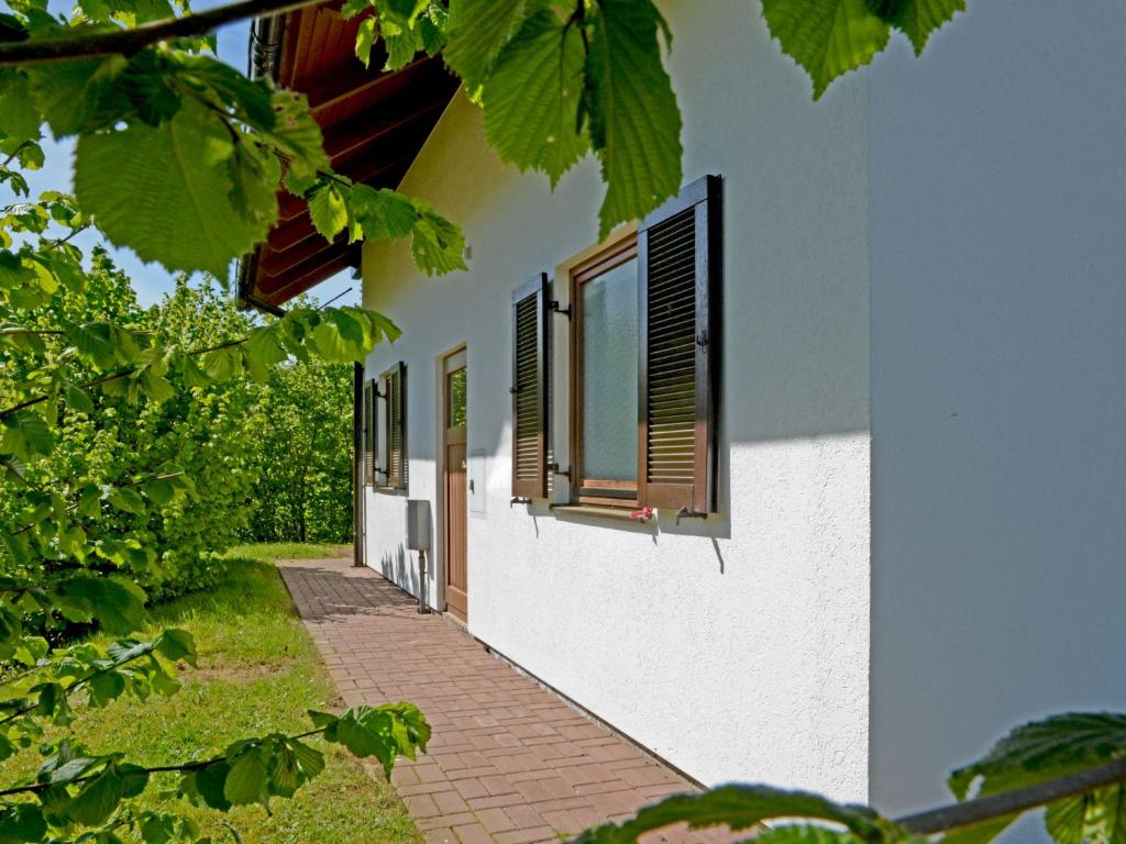 キルヒハイムにあるHoliday Home Dorf 4-Haus 10 by Interhomeの窓側の建物