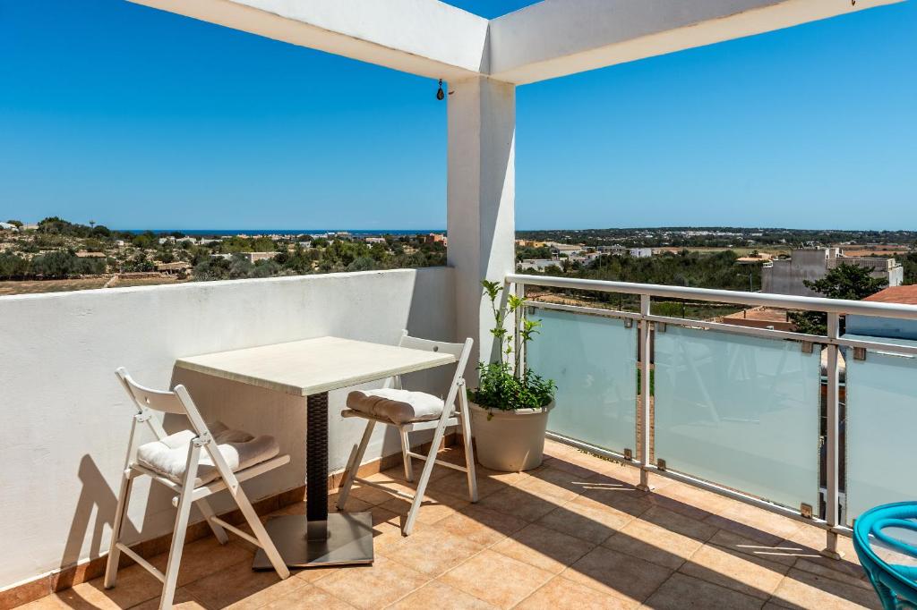 un patio con tavolo e sedie sul balcone. di Casa Marino a Sant Francesc Xavier