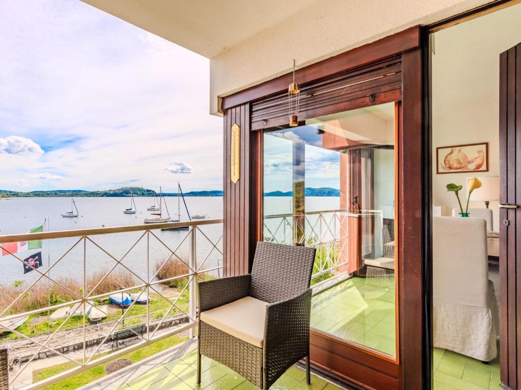 - Balcón con silla y vistas al agua en Apartment Casa sul lago di Lea by Interhome, en  Monvalle 