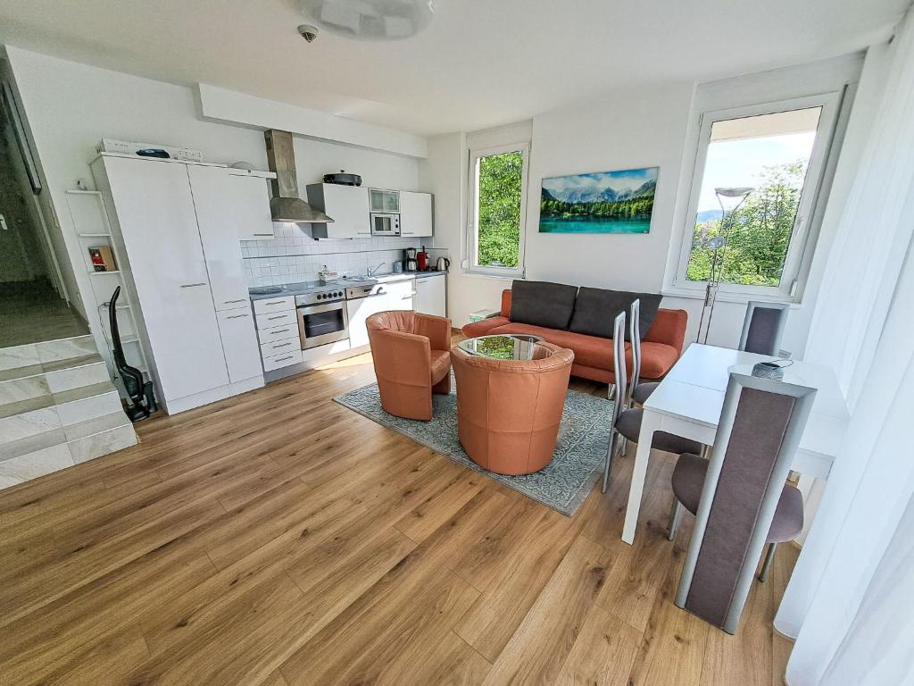 ein Wohnzimmer mit einem Sofa und einem Tisch in der Unterkunft Apartment Ferienwohnung Vinzek by Interhome in Töschling