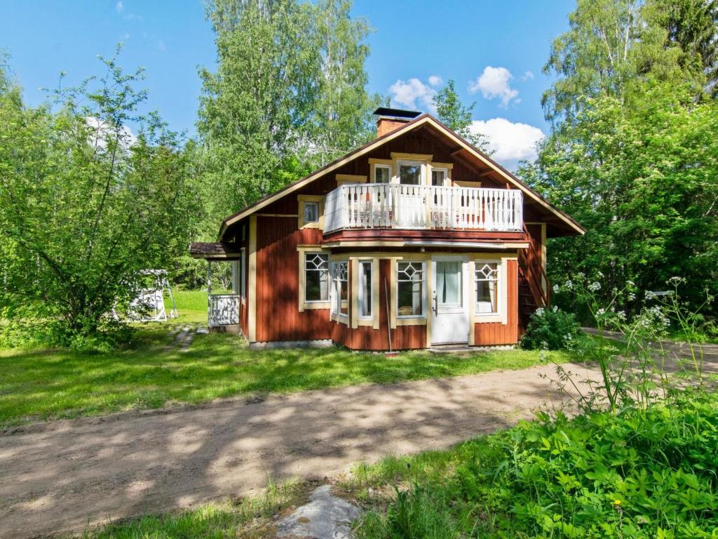 Cette maison en bois dispose d'un balcon à l'avant. dans l'établissement Holiday Home Piennarpää by Interhome, à Kalmari