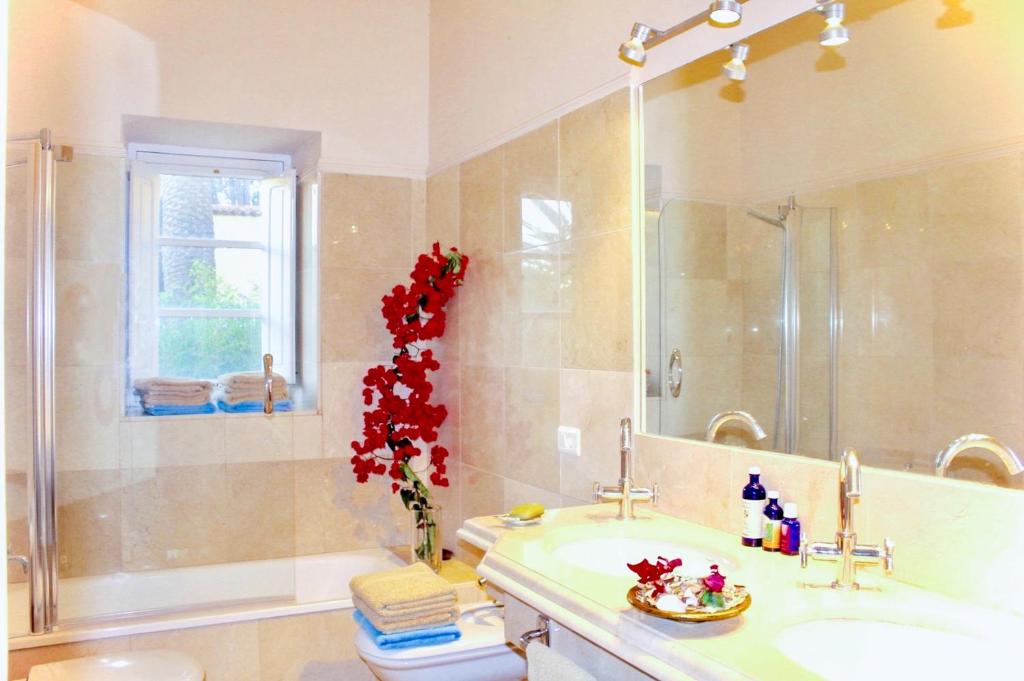 A bathroom at Detached Villa with Garden, Heated and Private Pool, Sea View, Parking Free
