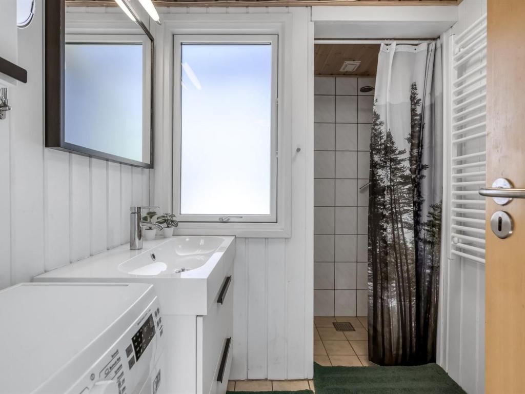 Koupelna v ubytování Holiday Home Tellervo - 1-5km from the sea by Interhome