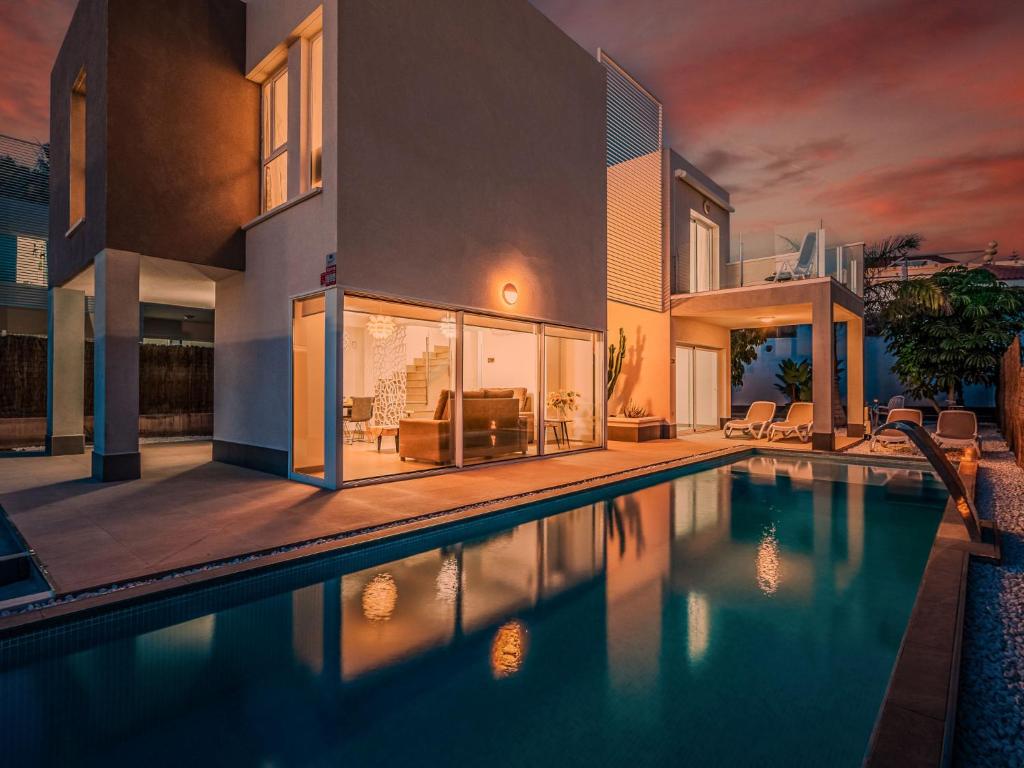 Bazén v ubytovaní Villa Blanca Playa Paraíso by Interhome alebo v jeho blízkosti