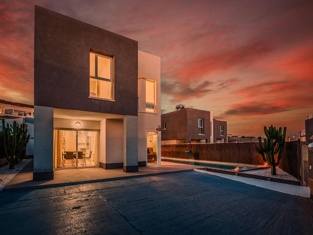 Bazén v ubytovaní Villa Blanca Playa Paraíso by Interhome alebo v jeho blízkosti