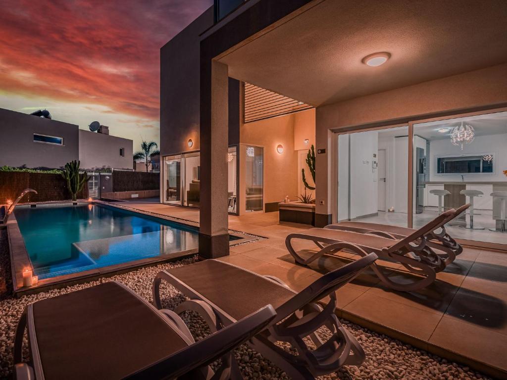 Bazén v ubytovaní Villa Blanca Playa Paraíso by Interhome alebo v jeho blízkosti