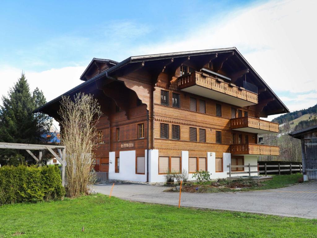 un gran edificio de madera con balcón. en Apartment Marie-Soleil Sud by Interhome en Gstaad
