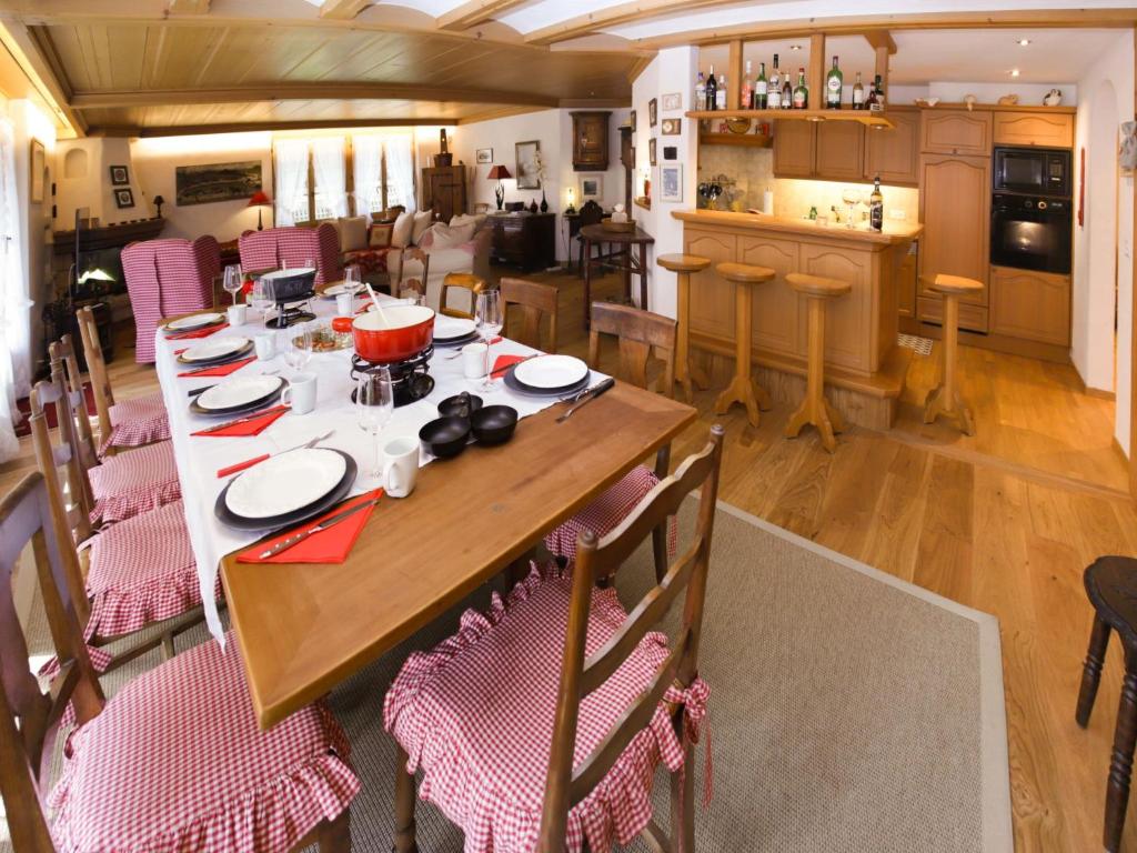 Restaurace v ubytování Apartment Marie-Soleil Sud by Interhome