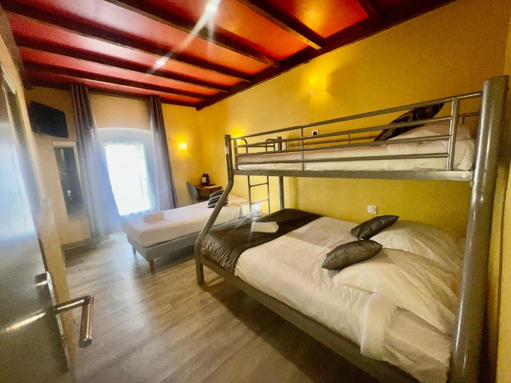 Двох'ярусне ліжко або двоярусні ліжка в номері Hotel Magdeleine