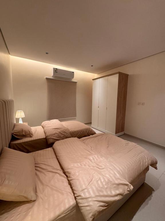 a bedroom with two beds and aperature at سرايا الخليجية in Al Hofuf