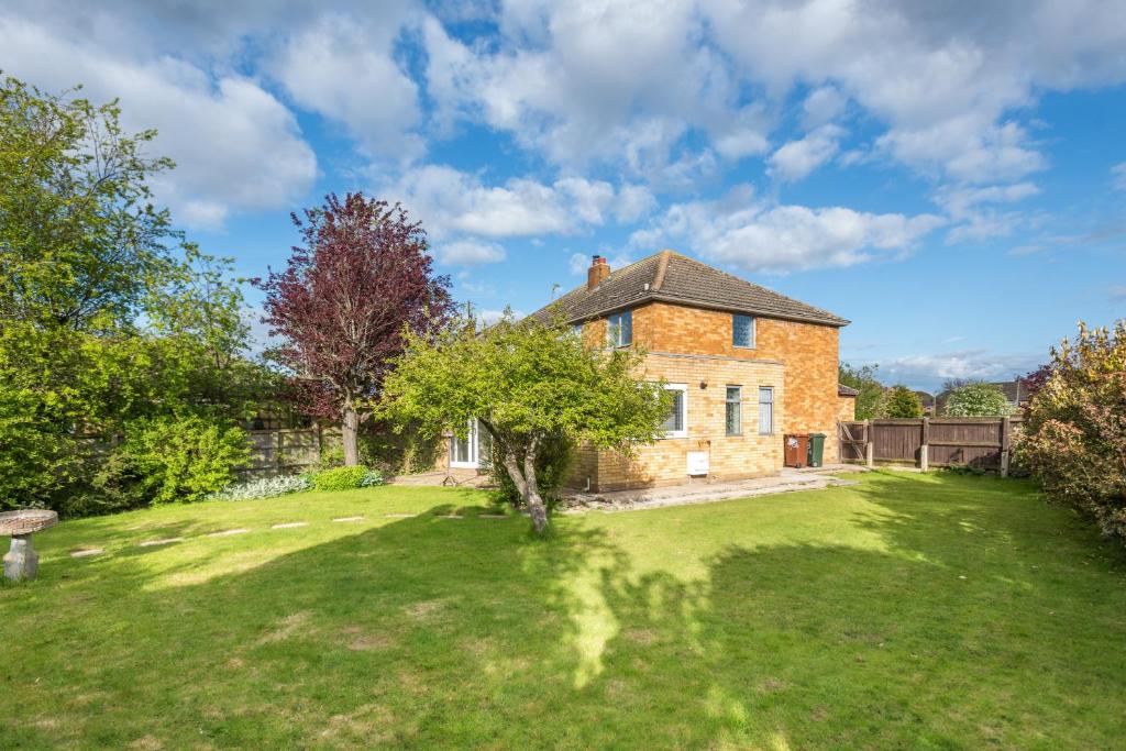 キドリントンにあるKidlington 3 BR House with parking & large gardenの草原の古煉瓦造り