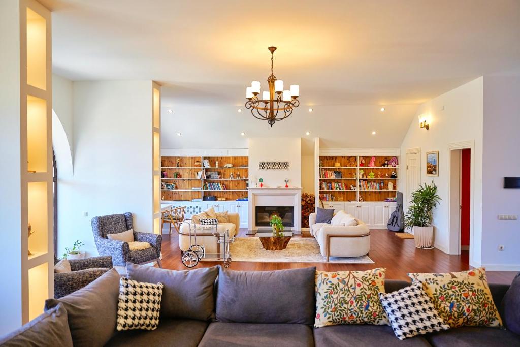 - un salon avec un canapé, des chaises et une cheminée dans l'établissement Villa Vermont Qusar, à Qusar
