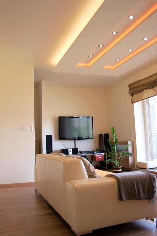 Televízia a/alebo spoločenská miestnosť v ubytovaní Apartamenty Wiślany Brzeg