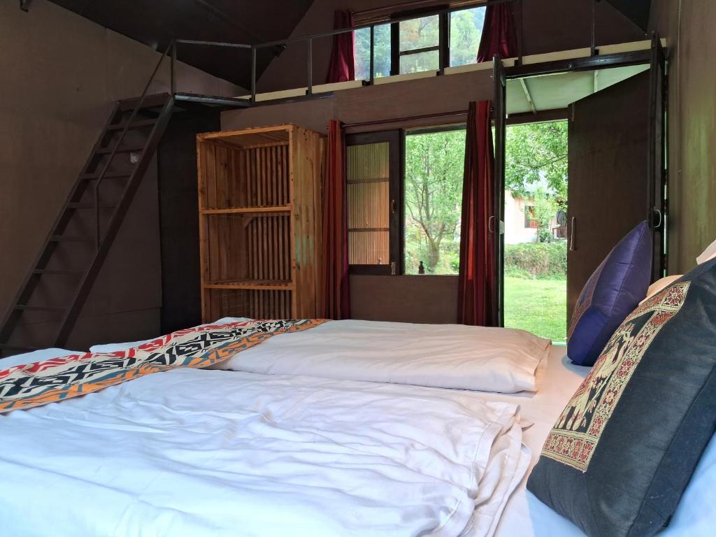 Thehraav By The River - Mudhouse Odyssey, Tirthan Valley - Superior Triple Room