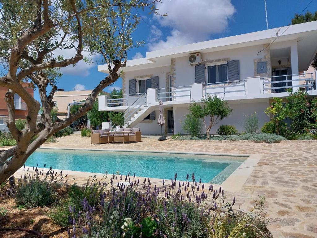 Bazén v ubytování Poseidonia Syros cozy house nebo v jeho okolí