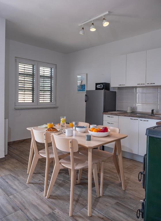Kuchyň nebo kuchyňský kout v ubytování Apartment Sea View 1
