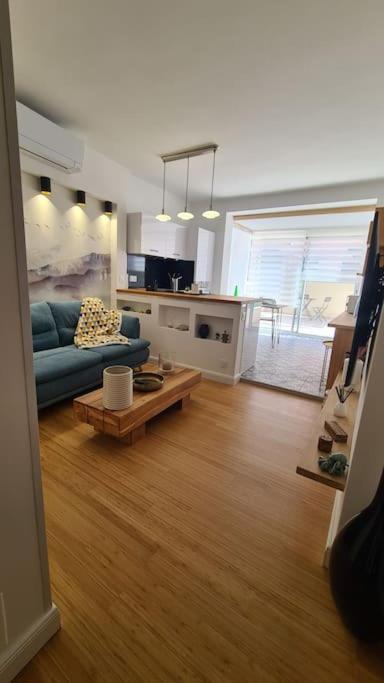 un salon avec un canapé bleu et une table dans l'établissement Appartement Ajaccio proche plage, à Ajaccio