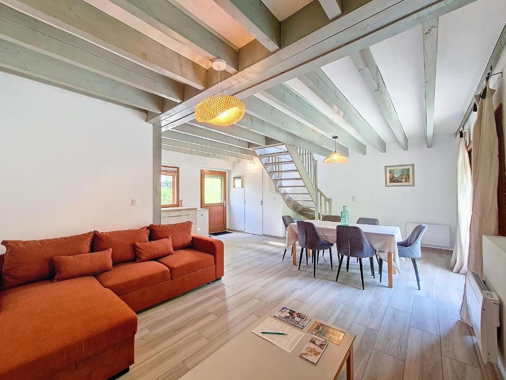 un salon avec un canapé et une table dans l'établissement Hameau de Gîtes de St-Victor-en-Marche, à Bussière