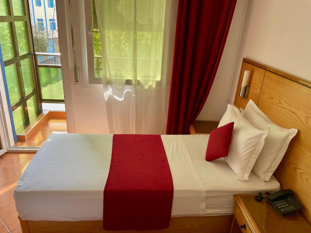 Postel nebo postele na pokoji v ubytování Sary's Hotel