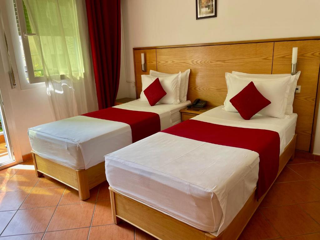 Postel nebo postele na pokoji v ubytování Sary's Hotel