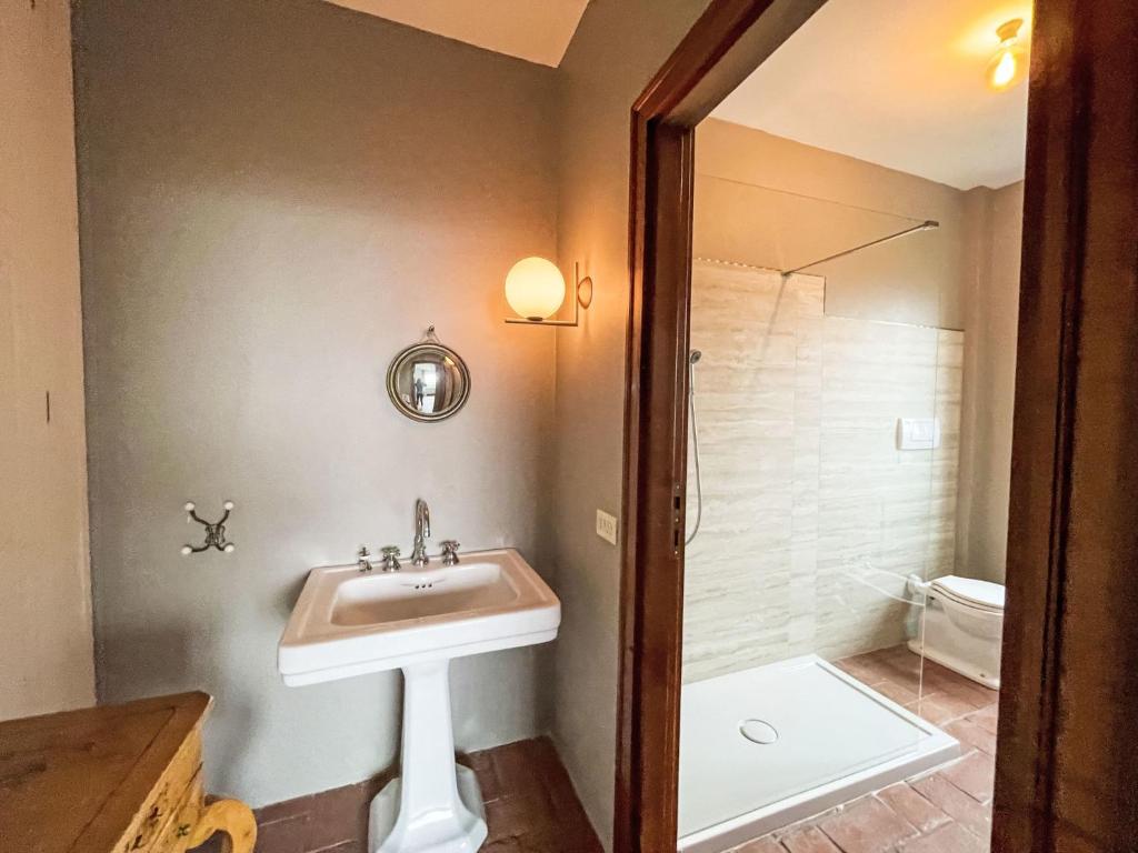 Łazienka w obiekcie Villa Bric del Vento by Interhome