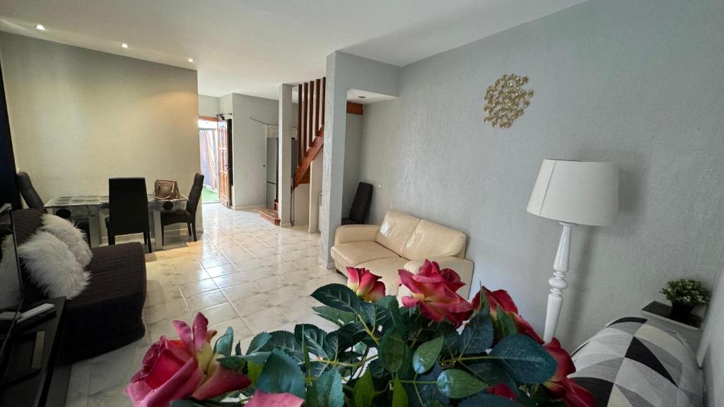 un salon avec un canapé et une table dans l'établissement MONACO CENTRAL DUPLEX, 8 Sleeps BnbRickeys, à Beausoleil